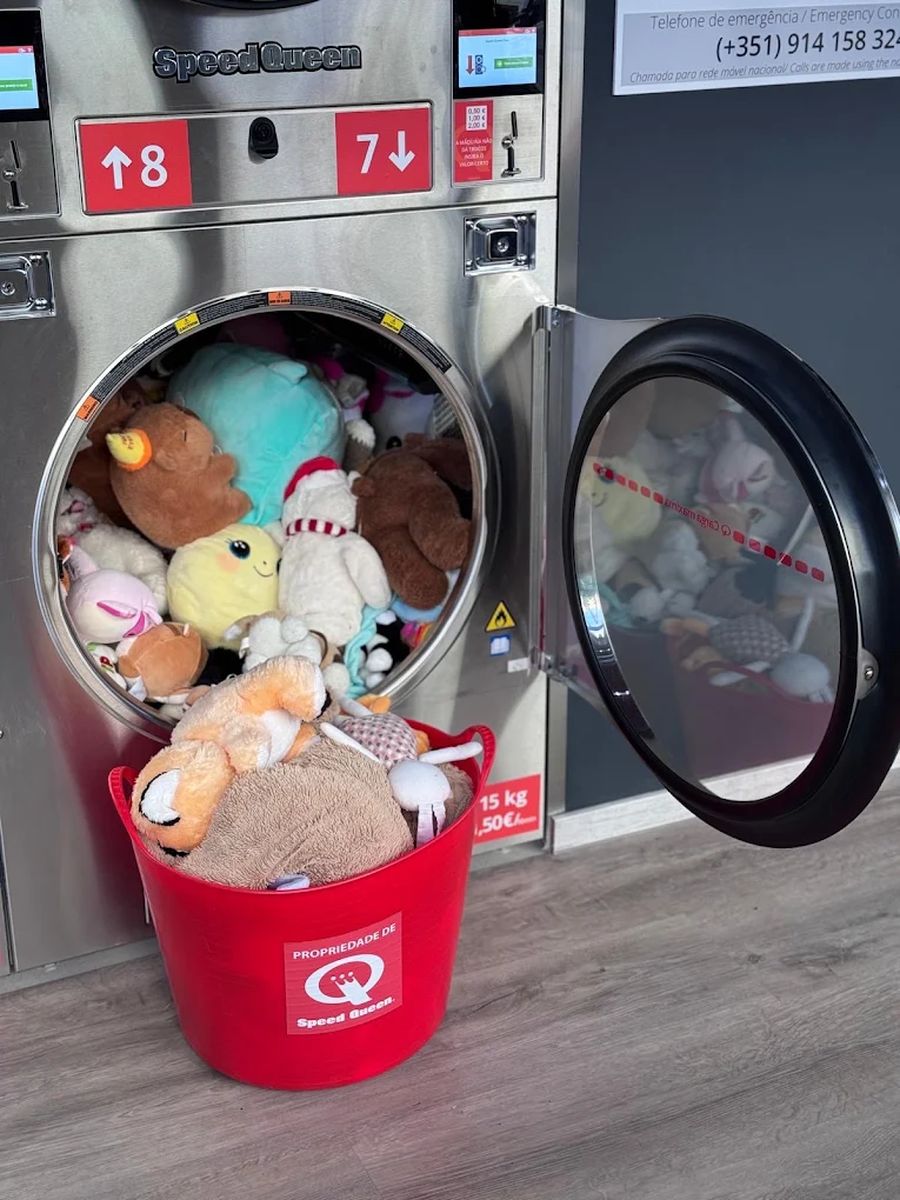 Speed Queen Gambelas Pet Corner — washer full of soft toys